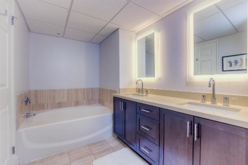 Wilshire Apartment 215 - 3 bedroom image 16