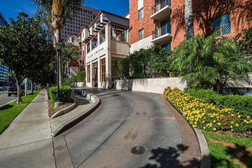 Wilshire Apartment 215 - 3 bedroom image 3